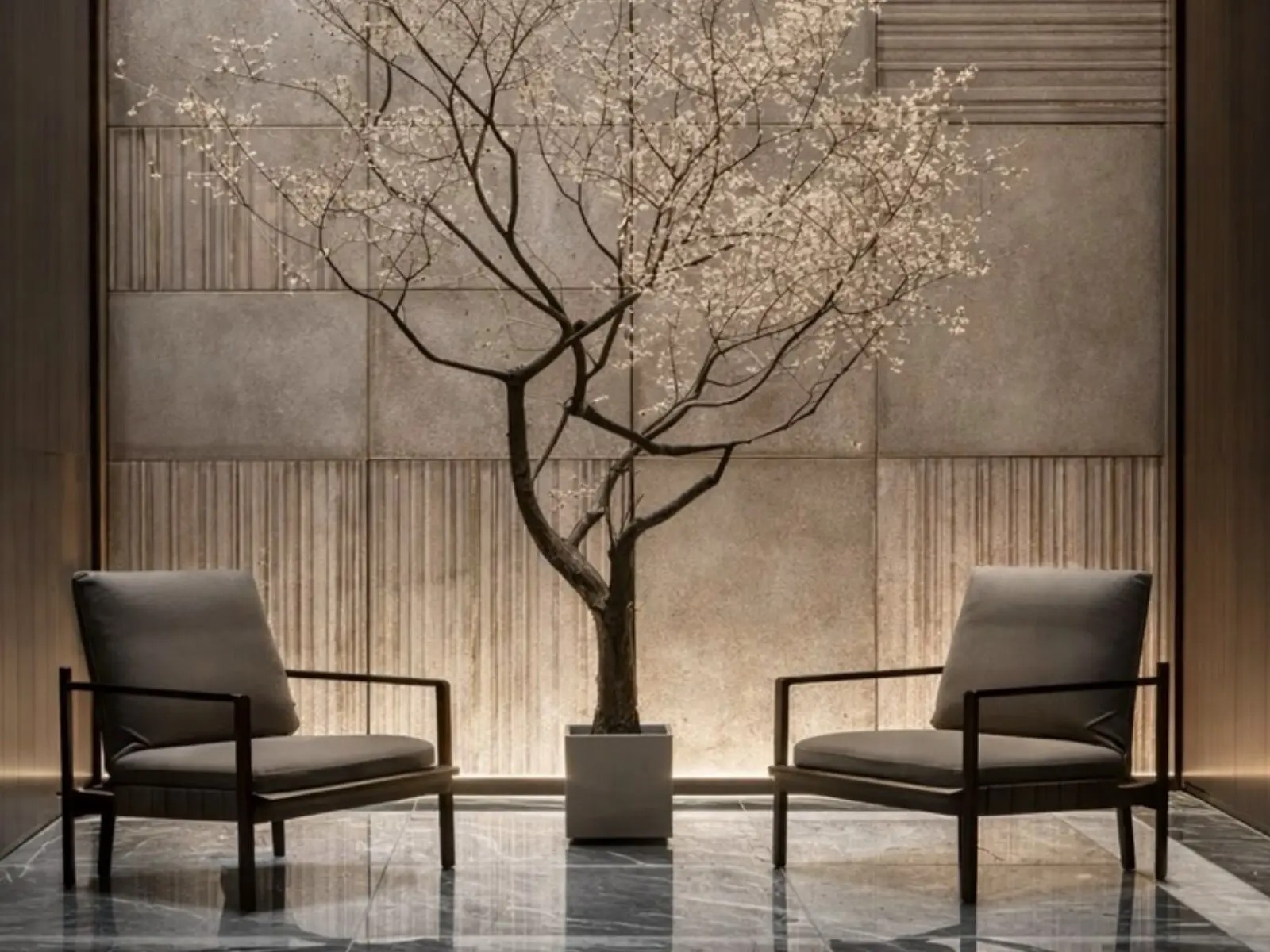 Espace de réception contemporain avec arbre fleuri et panneaux muraux en relief