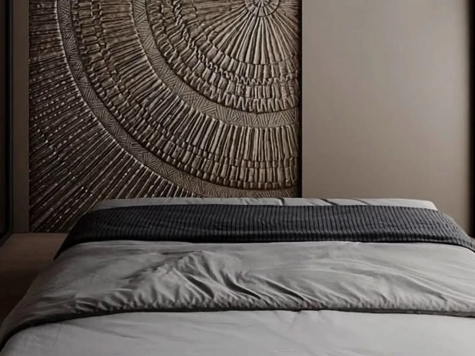 Chambre contemporaine avec tête de lit et relief mural sculpté