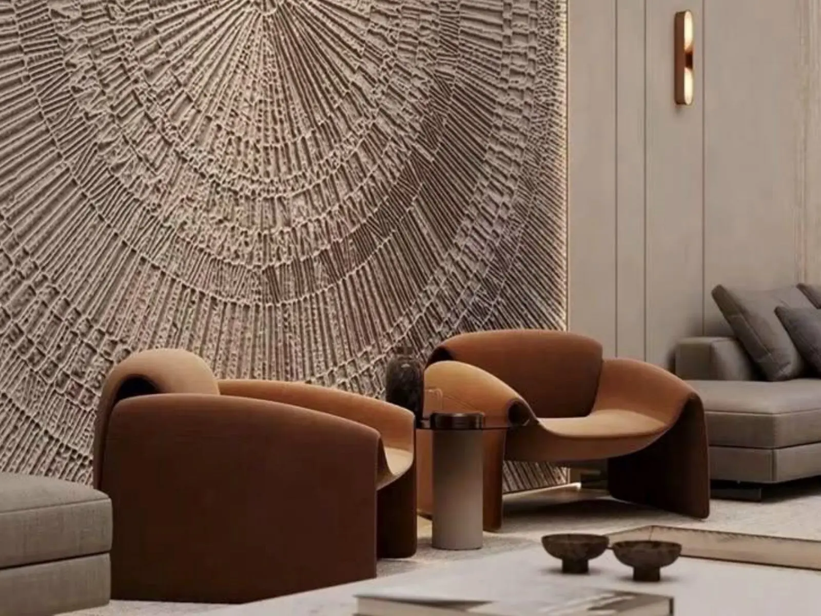 Salon contemporain avec grand relief mural et fauteuils aux tons chauds