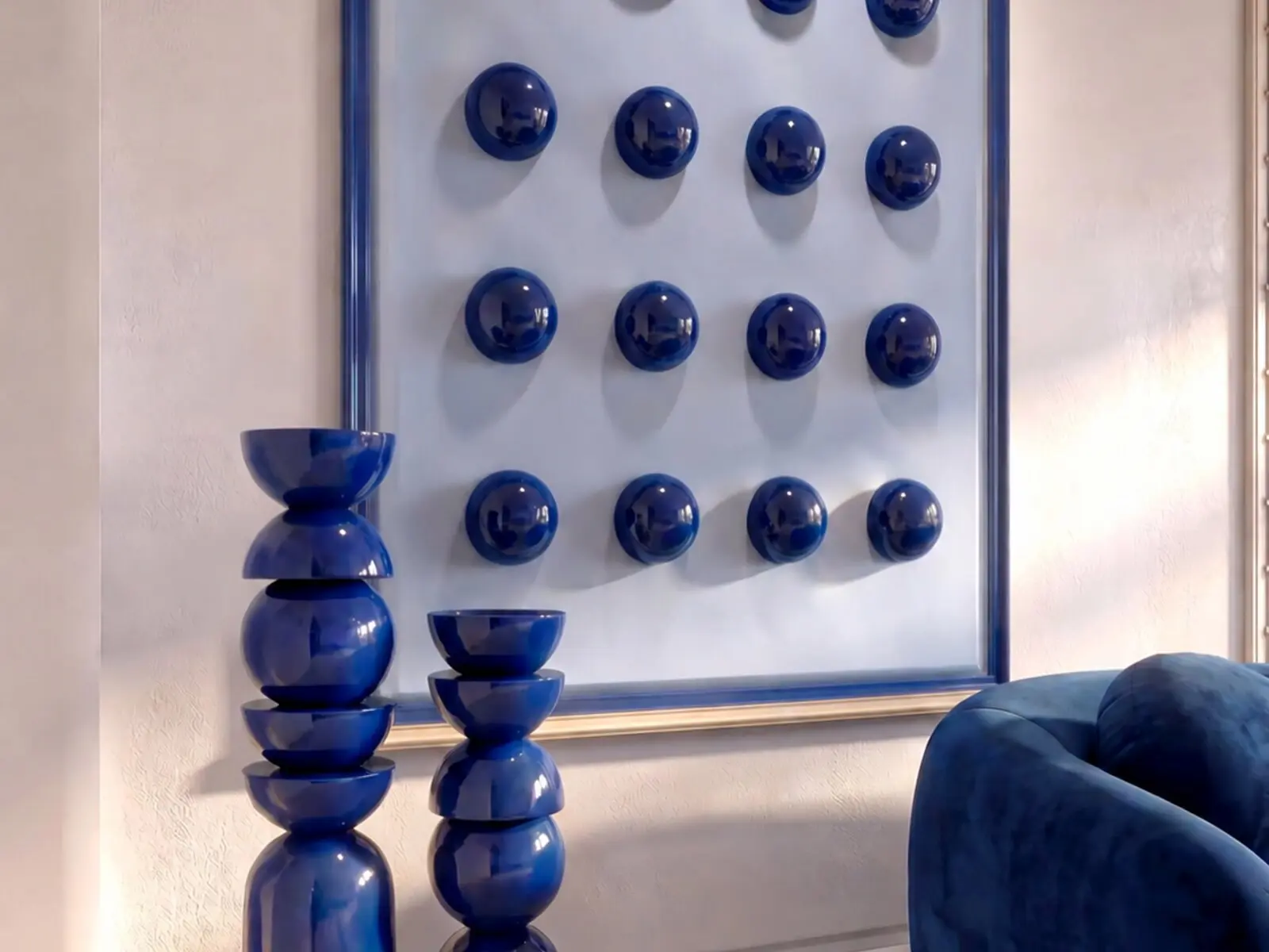 Composition murale bleue et objets sculpturaux dans le salon
