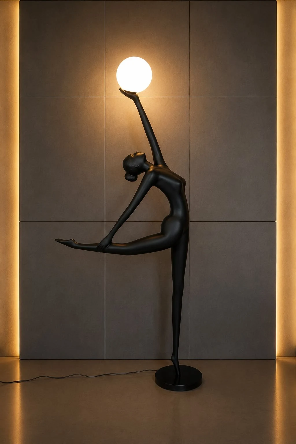 Lampadaire noir en forme de danseuse portant un globe lumineux