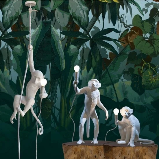 Lampes sculpturales en forme de singes blancs portant des ampoules