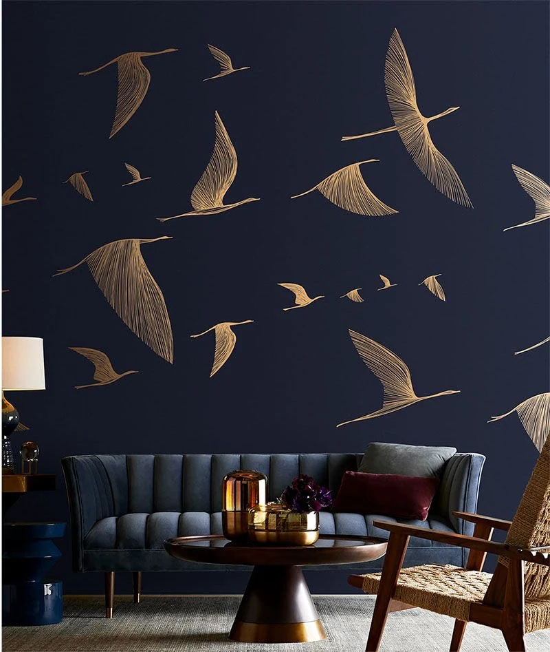 Papier peint bleu nuit avec oiseaux dorés