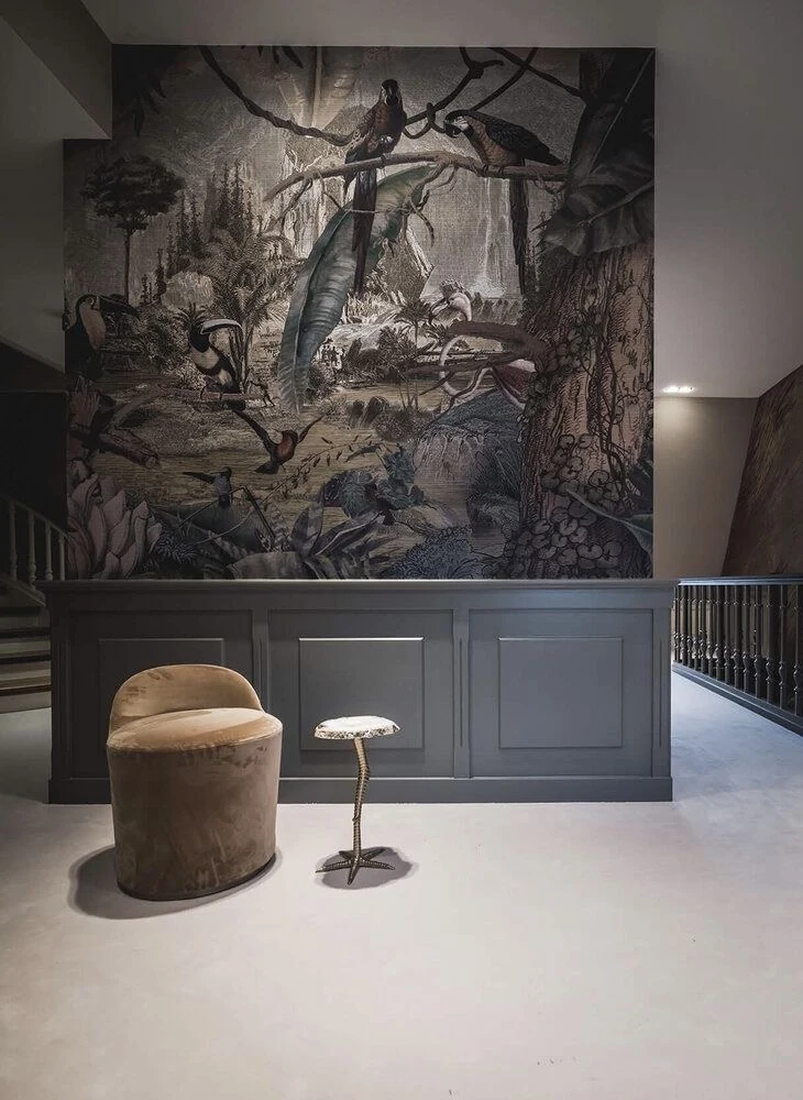 Décor mural de paysage classique au-dessus d’une console