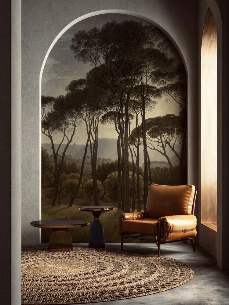 Papier peint de pins sous une arche avec fauteuil en cuir