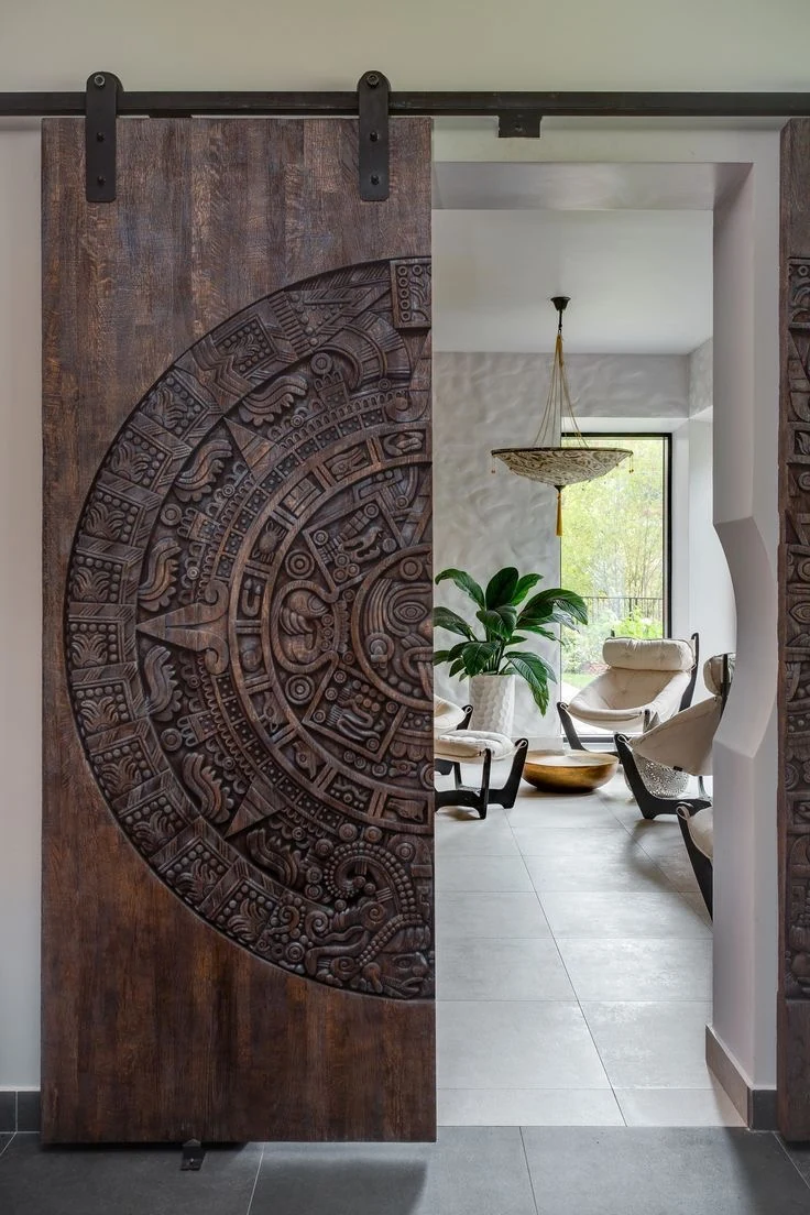 Porte coulissante en bois avec grand médaillon sculpté