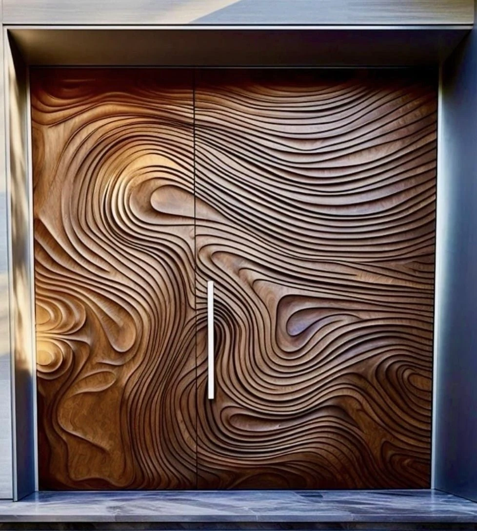 Double porte en bois à ondulations sculptées continues