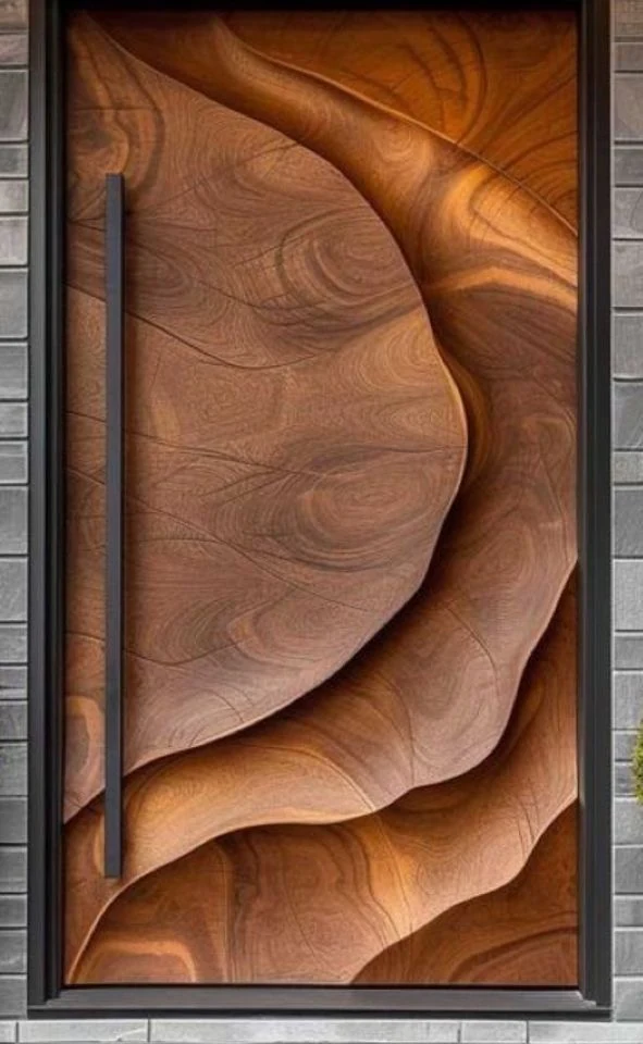 Porte en bois à grandes courbes organiques sculptées