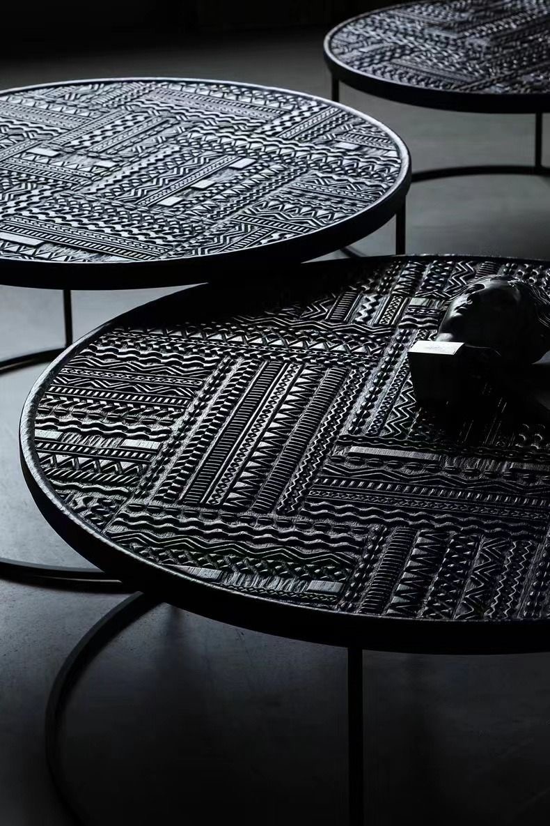 Tables sculptées aux motifs graphiques