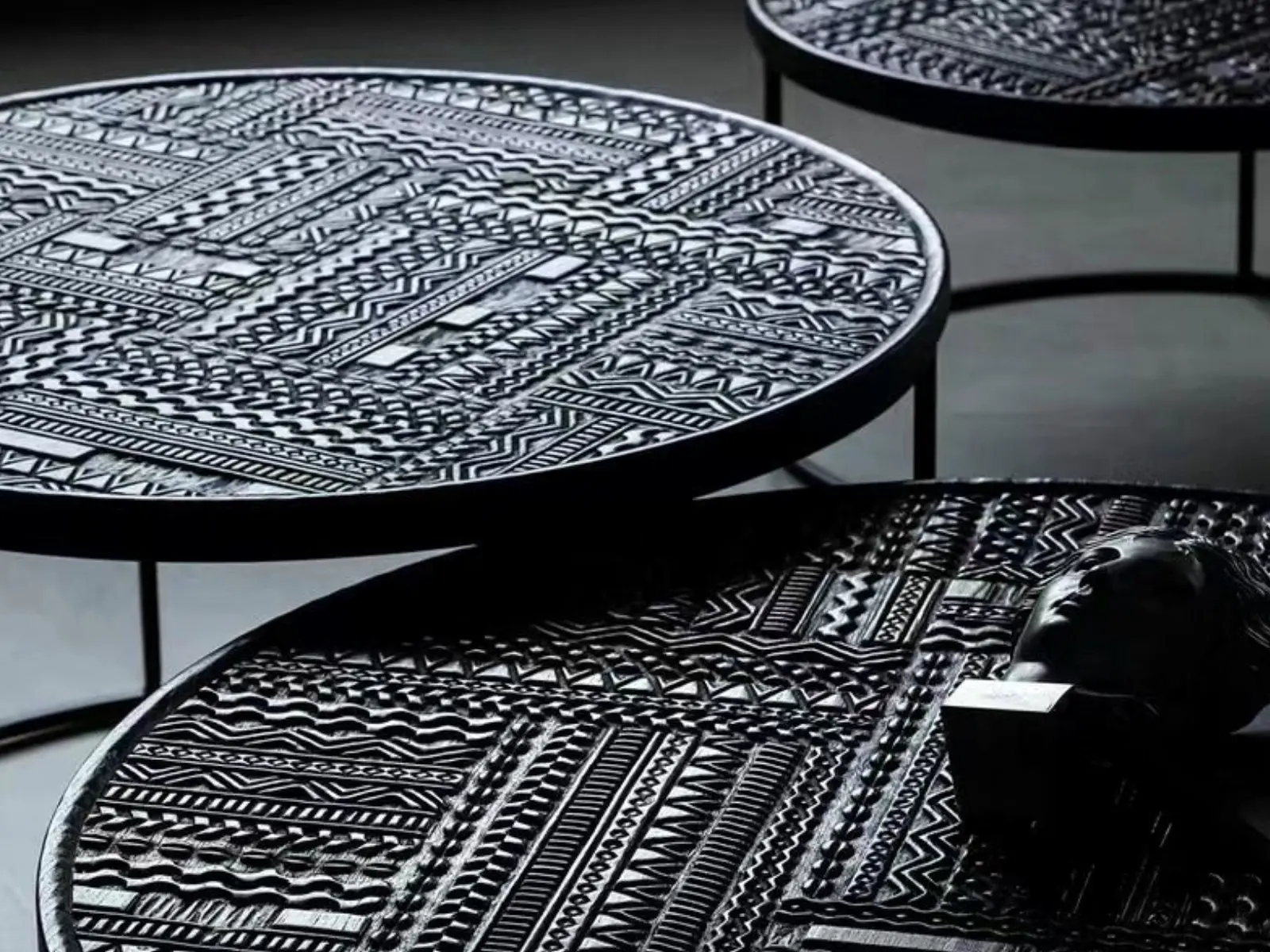 Tables sculptées aux motifs graphiques