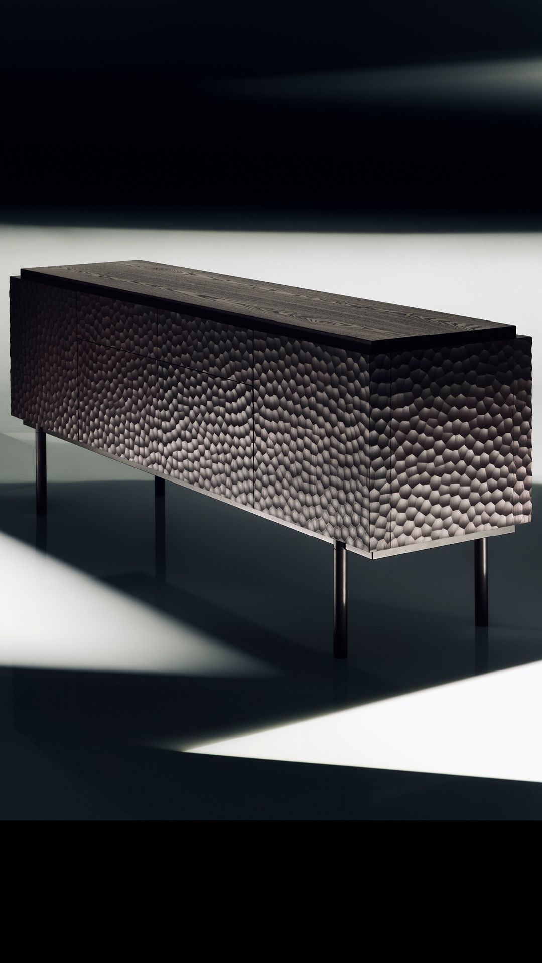 Buffet sculpté sombre aux lignes contemporaines