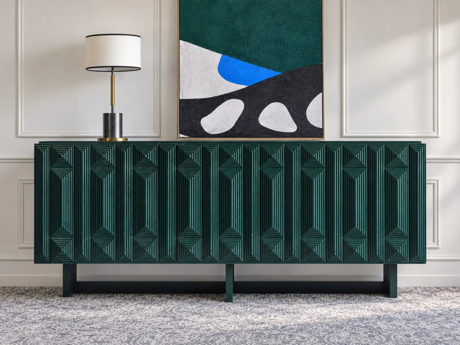 Buffet vert sculpté aux motifs géométriques