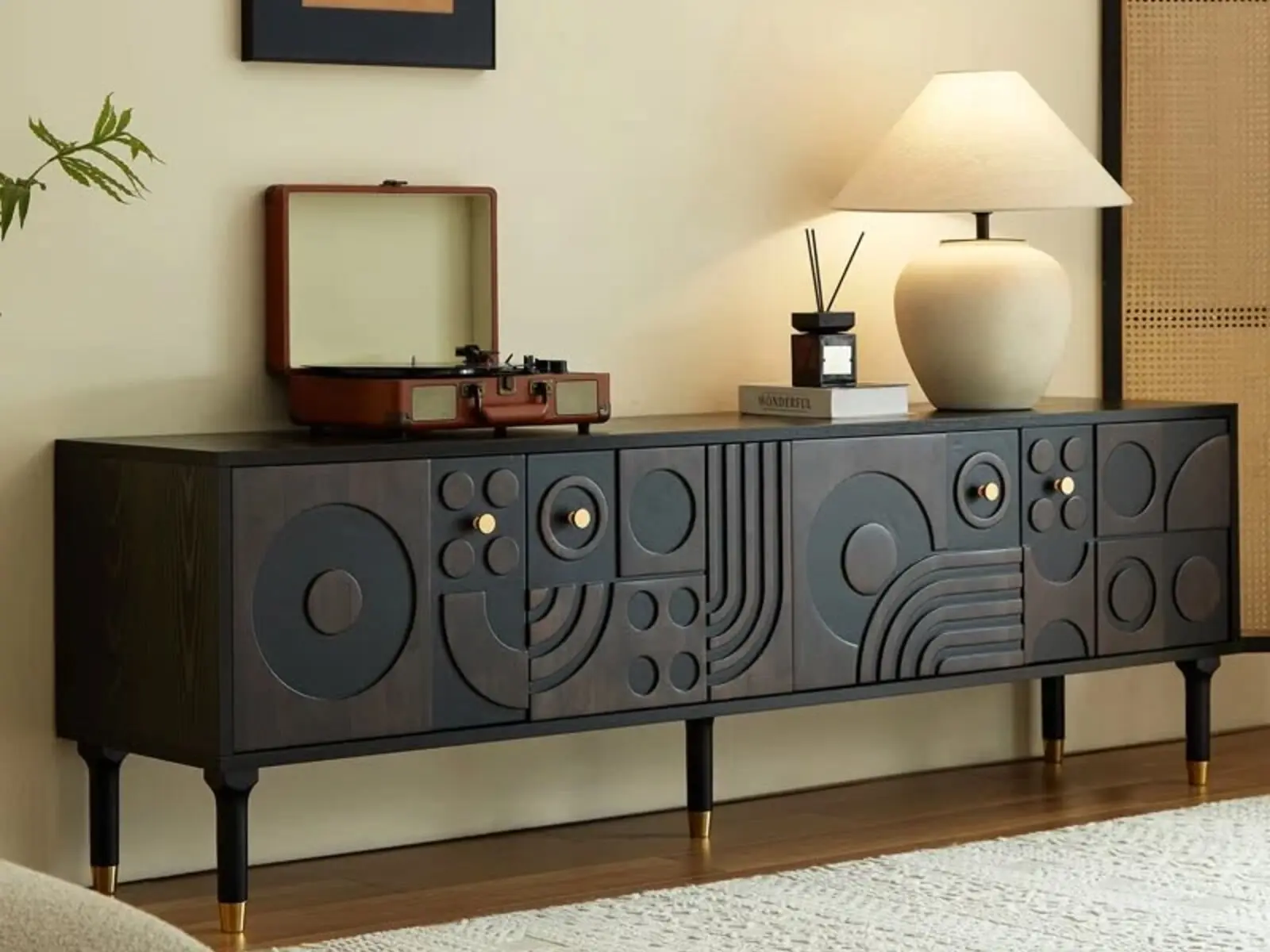 Buffet noir sculpté aux motifs géométriques arrondis