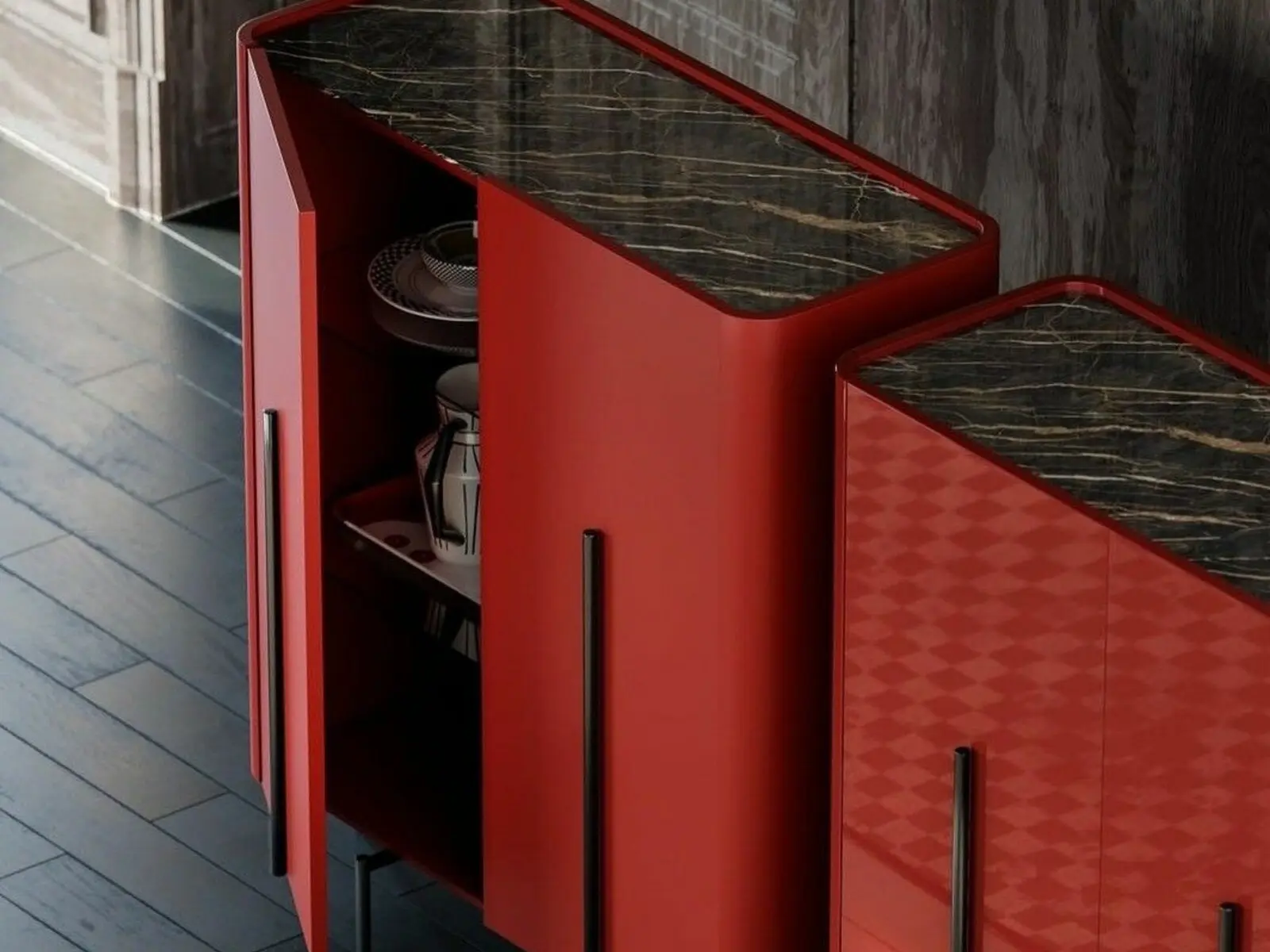 Meubles rouges aux plateaux en marbre sombre