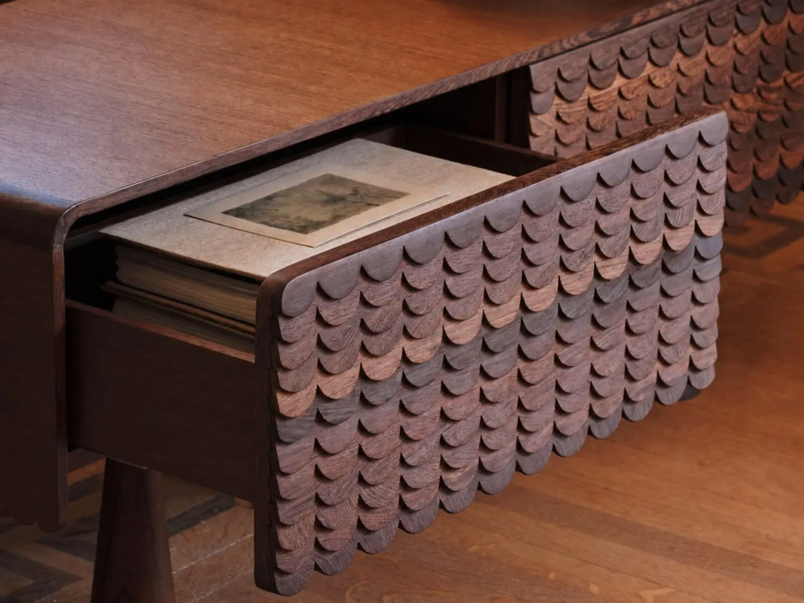 Console en bois aux tiroirs sculptés en écailles