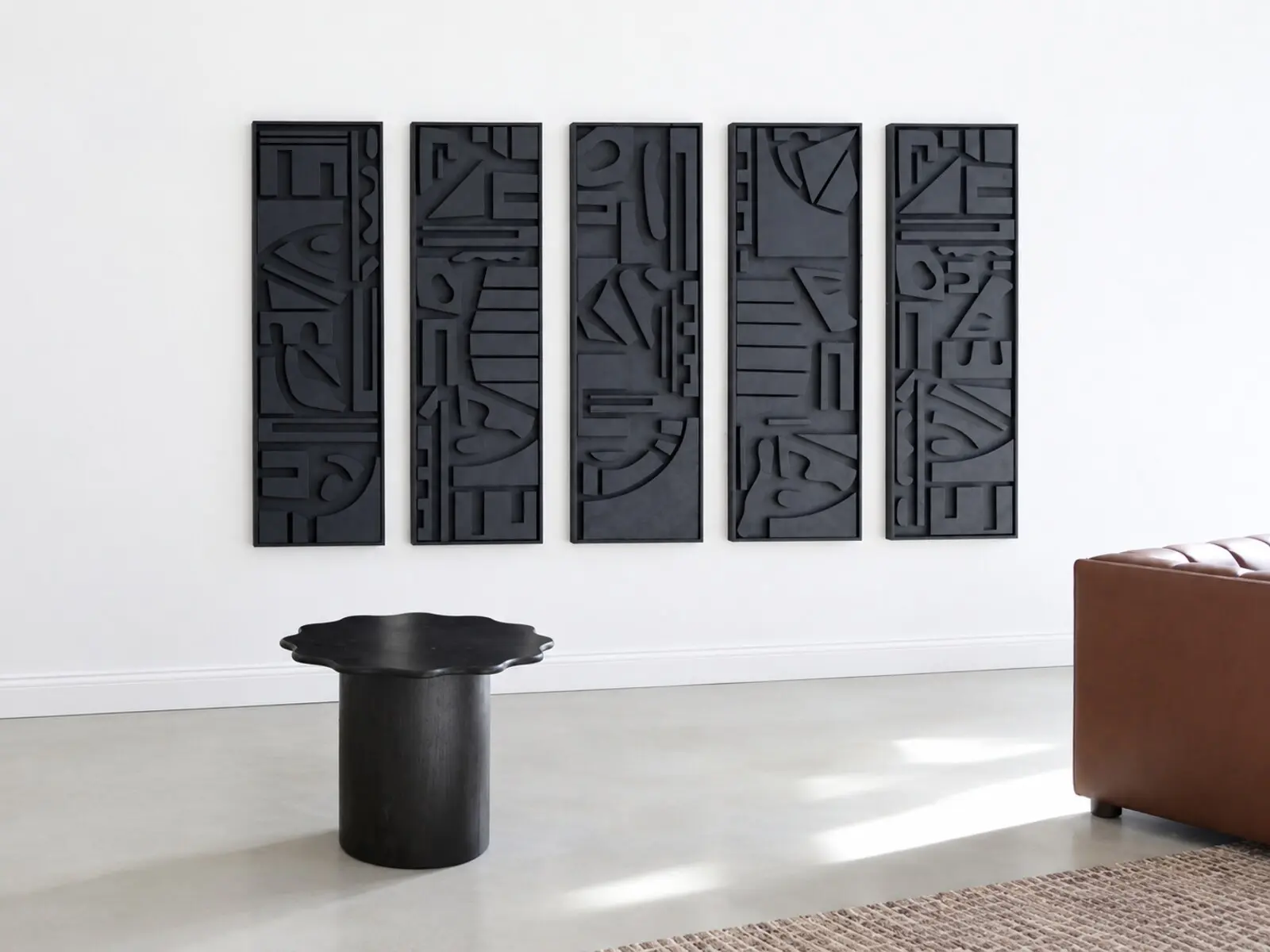 Ensemble de cinq panneaux noirs sculptés