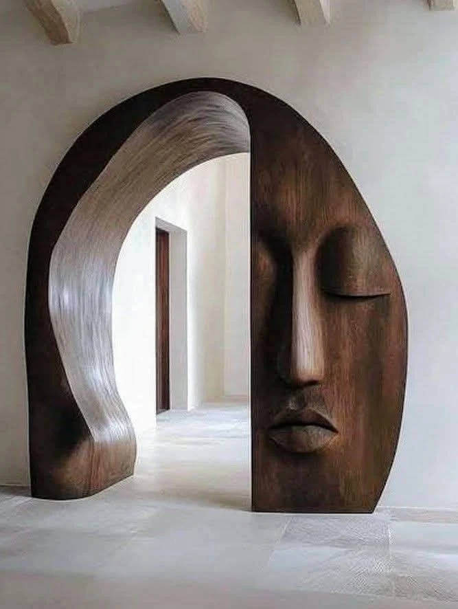 Arche sculptée en bois en forme de visage