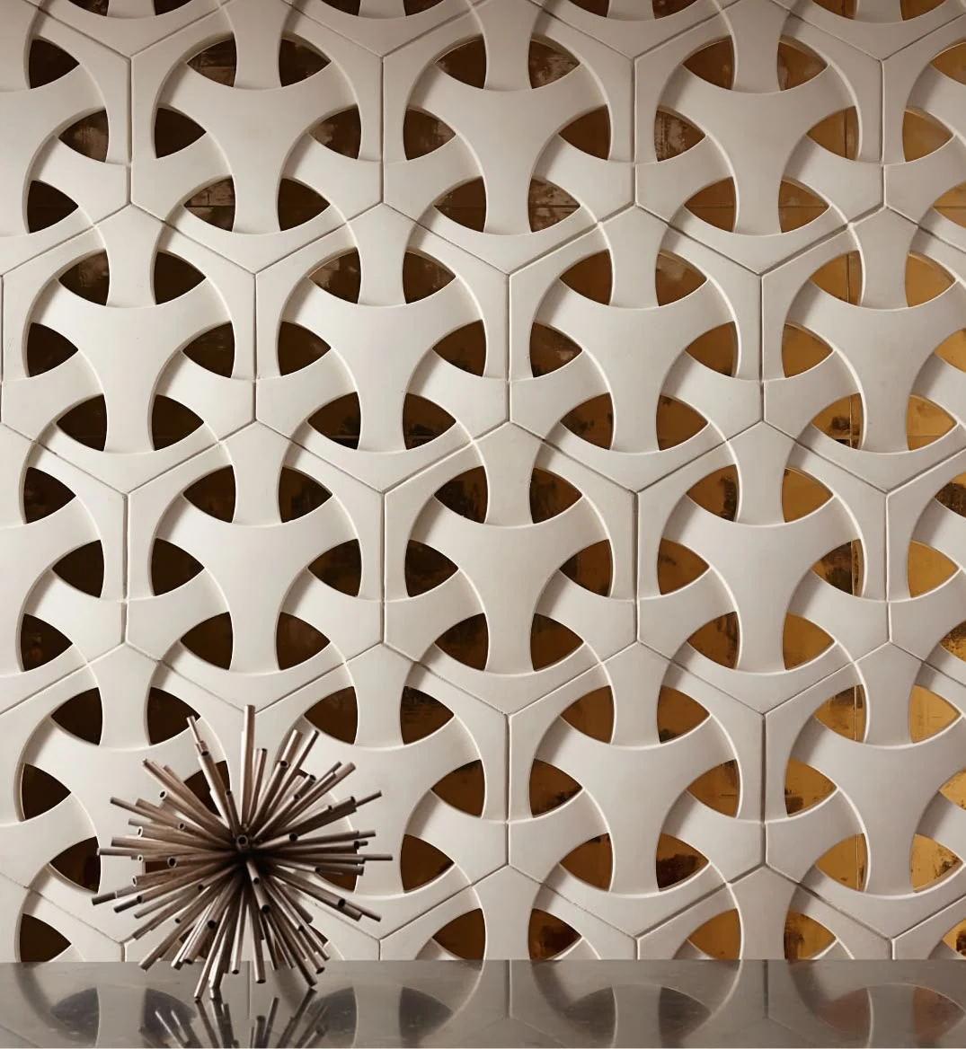 Claustra blanc à motifs courbes entrelacés
