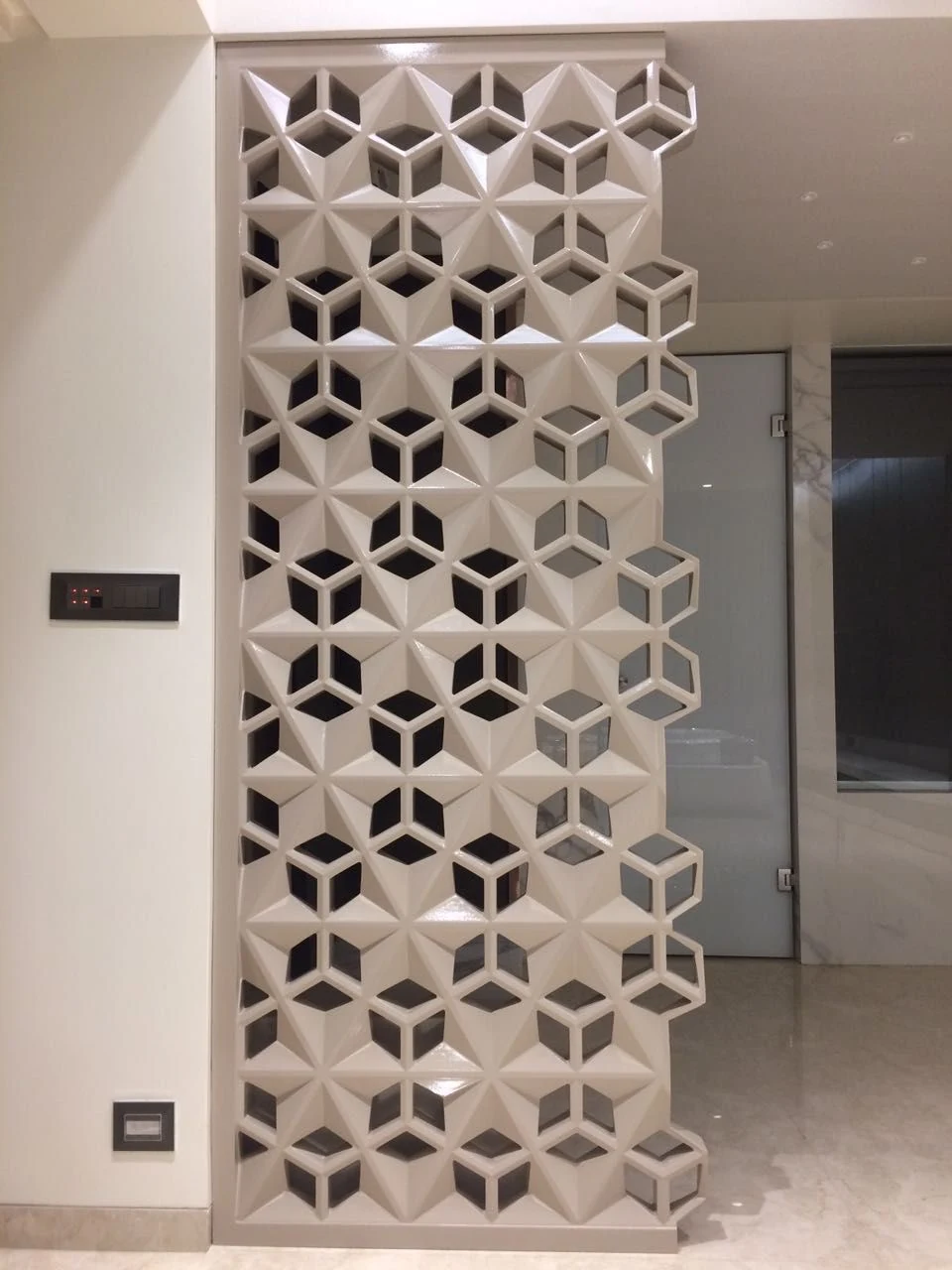 Séparation blanche à motifs géométriques en cubes