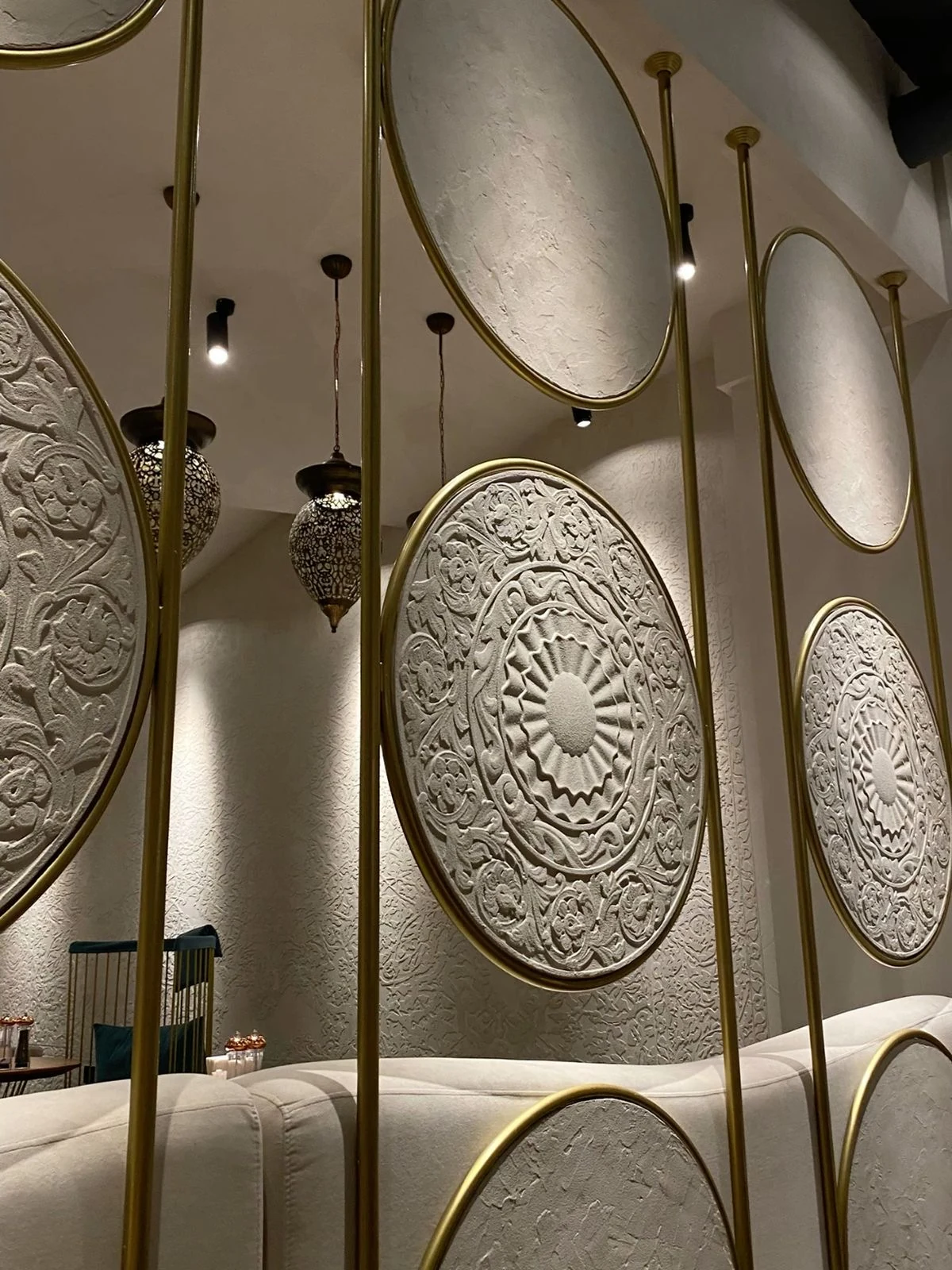 Séparation à médaillons sculptés blancs cerclés de métal doré