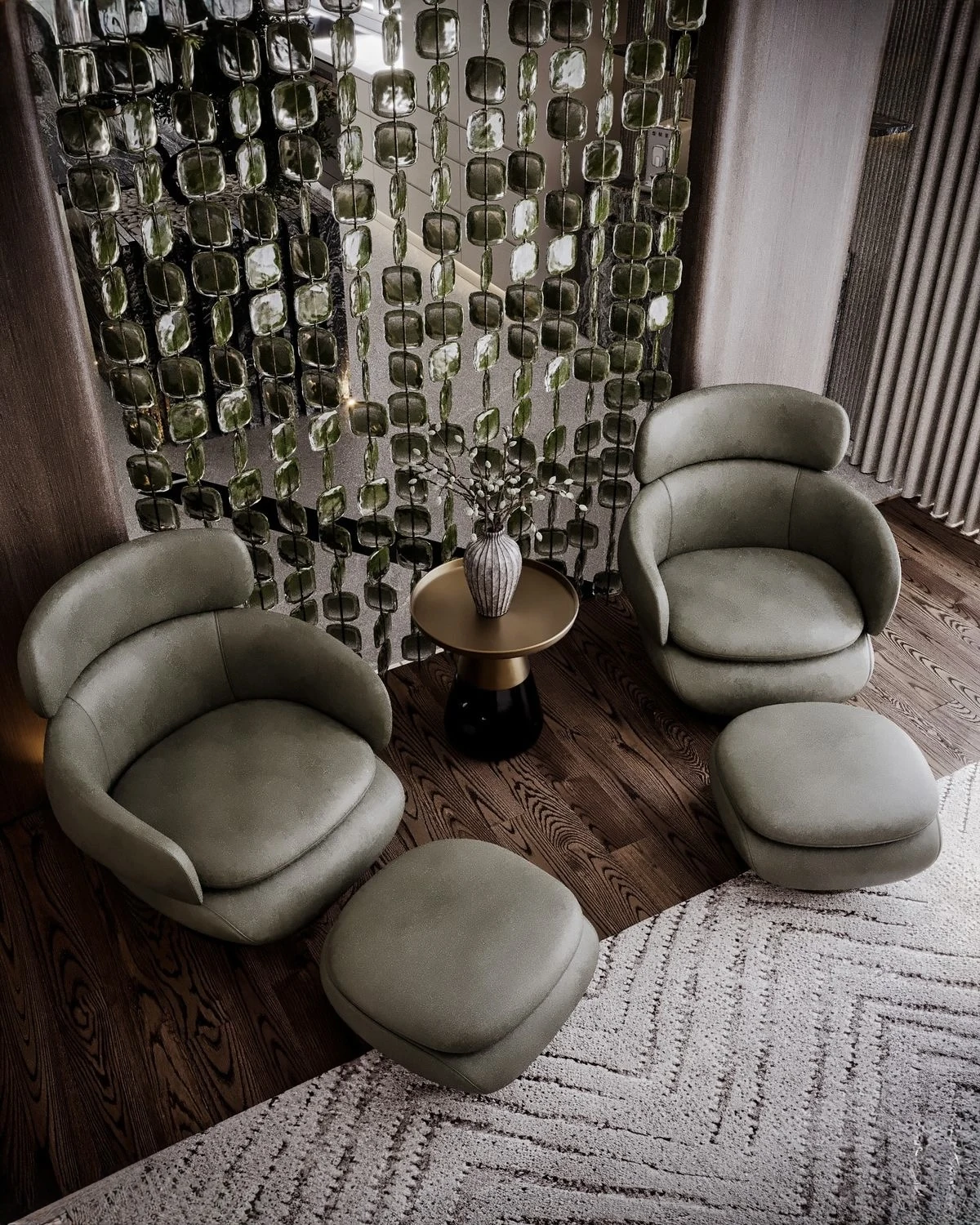 Séparation en éléments de verre vert derrière des fauteuils