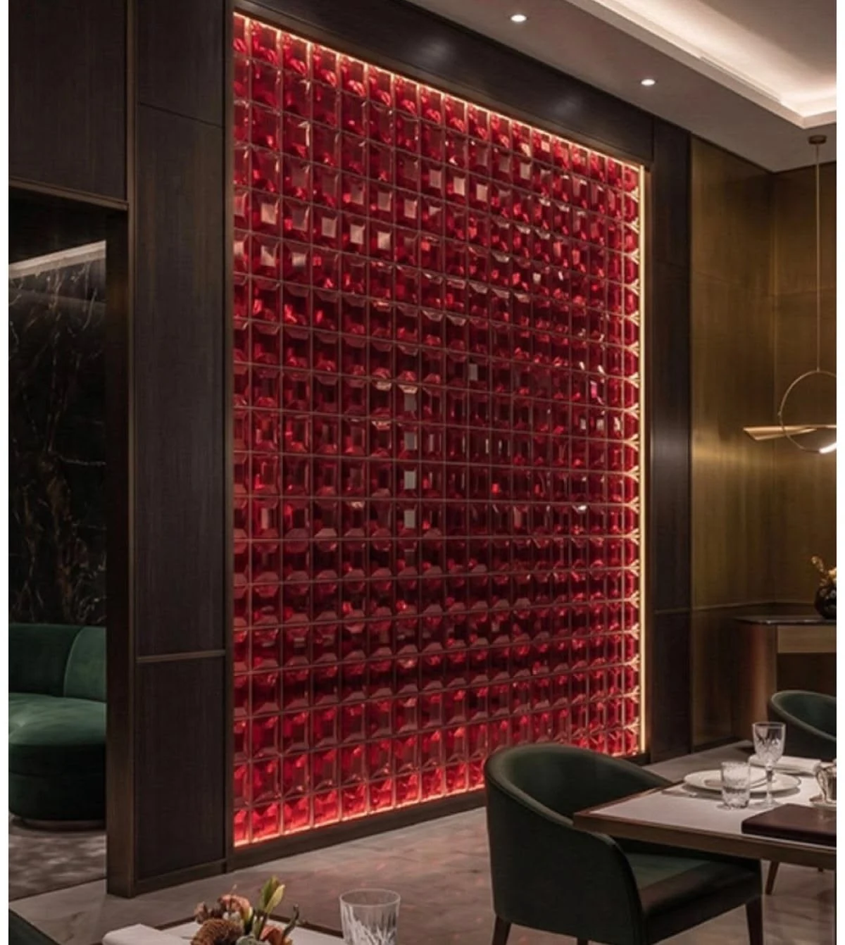 Séparation en verre rouge rétroéclairé dans un restaurant